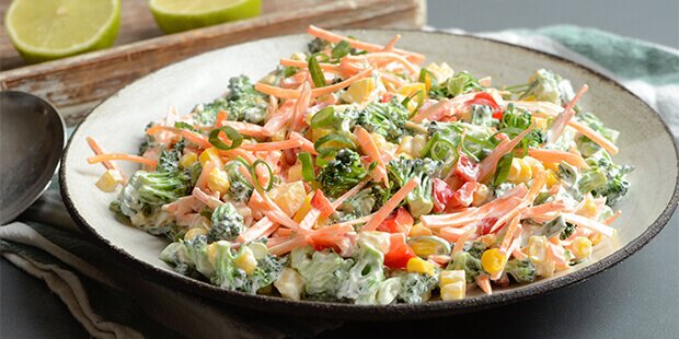 En frisk salat med broccoli, gulerødder og creme fraiche er super godt tilbehør til alt.
