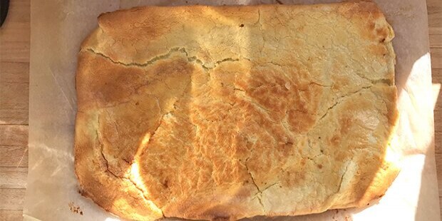 Pandekagen efter den er bagt i ovnen.