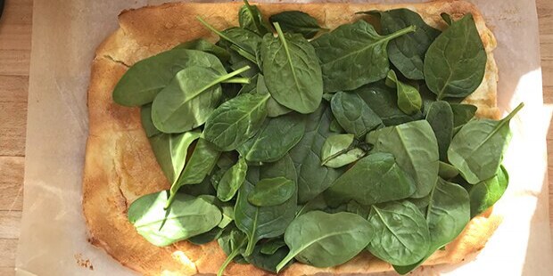 Spinaten fordeles ovenpå.