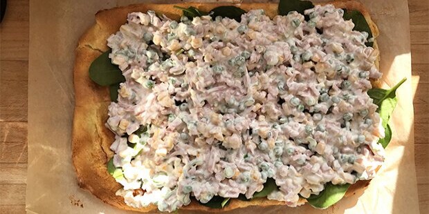 Dernæst smøres skinkesalaten på.