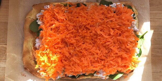 Til sidst drysses revet gulerod over, og madrouladen rulles sammen.