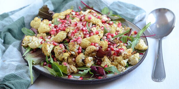 Den bagte blomkål får masser af smag fra varmende krydderier.