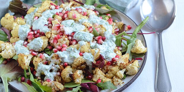Yoghurtdressingen binder den bagte blomkål og granatæble sammen på bedste vis.