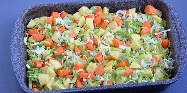 Kartofler, gulerødder og porrer er klar til at komme i ovnen.