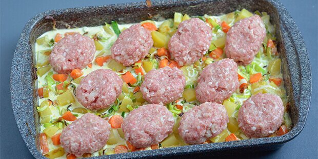 Frikadellerne formes og lægges ovenpå frikadellerne i fadet.