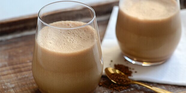 Luksusversion af hjemmelavet iskaffe med vaniljeis og chokoladesauce - en helt fantastisk kombination.