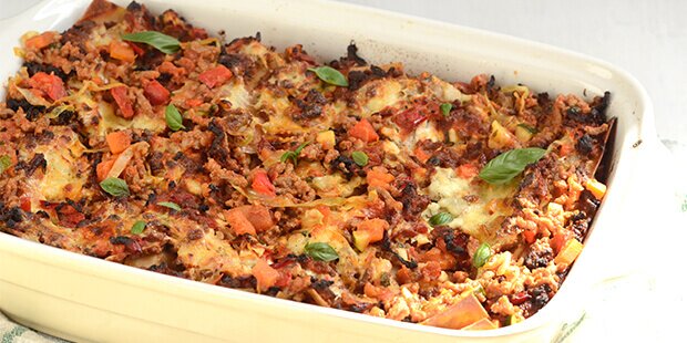 Lækker og sund lasagne med grøntsager en masse og fuldkornsplader samt hytteost.