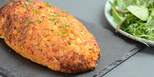 Det sunde kyllingefarsbrød med grøntsager steges i ovnen og kan serveres med f.eks. en salat til.