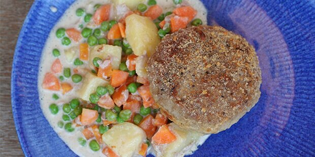 Så er der serveret med grøntsager og cremet sovs.