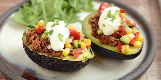 Avocadoer fyldt med oksekød, friske grøntsager og en klat creme fraiche er mega lækkert.