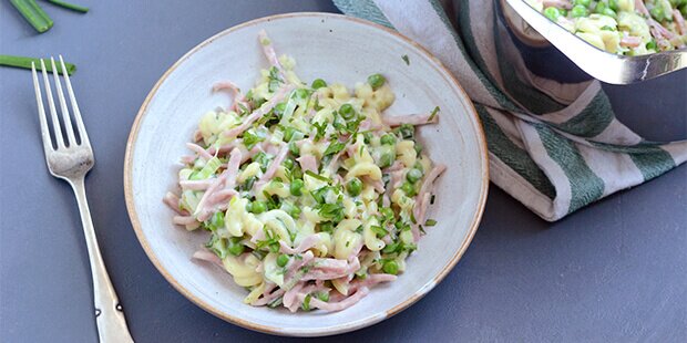 Servér evt. den nemme pastaret med lidt friskhakket persille på toppen.