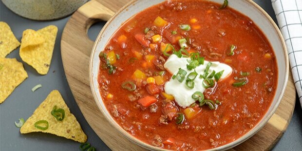 En lille klat creme fraiche og lidt friske forårsløg tager suppen et niveau op.