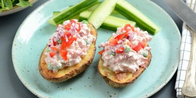 Her halveres bagekartoflerne, så de bages hurtigere og er klar til fyld