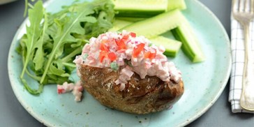 Ekstremt lækre fyldte bagekartofler med skinke, creme fraiche, rødløg og peberfrugt.