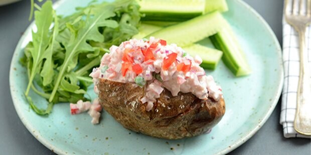 Ekstremt lækre fyldte bagekartofler med skinke, creme fraiche, rødløg og peberfrugt.