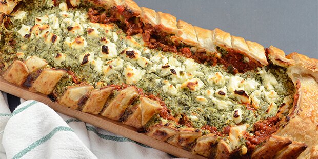 Til aftensmad er sådan en butterdejsstang med oksekød, feta og spinat helt suveræn.