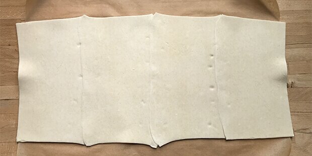 Butterdejspladerne trykkes godt sammen.