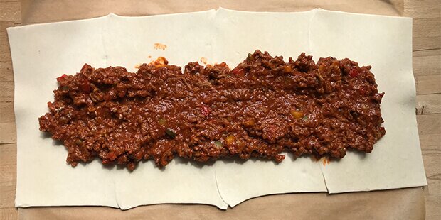 Fordel oksekødsfyldet ovenpå, men ikke helt ud til siderne.