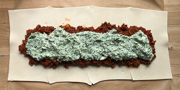 Fordel spinatblandingen ovenpå oksekødet