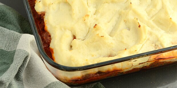 Den lækre omgang oksekød i fad med blomkålsmos er perfekt hverdagsmad.