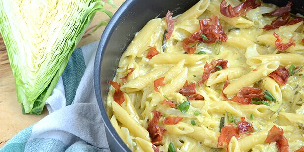 Den lækre omgang one pot pasta med squash og spidskål skal nok vække begejstring.