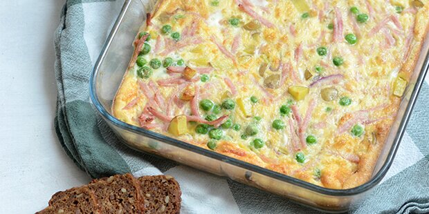 Den ovnbagte æggekage er rigtig lækker serveret med smør og rugbrød.