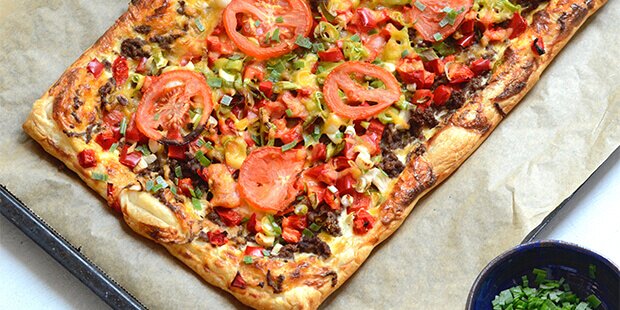 Toppet med tomat, forårsløg og peberfrugt bliver butterdejstærten ekstra lækker.