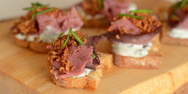 Lækre nordiske tapas med roastbeef, som er super hurtige at bikse sammen.