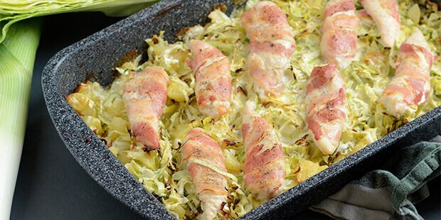 Nemt og lækkert: Kyllingeinderfilet i fad med bacon, kartofler og grøntsager samt cremet mornaysauce.