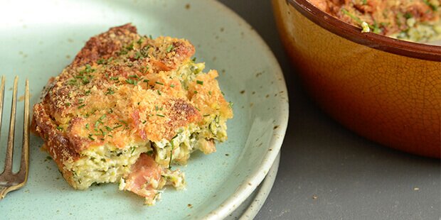 Servér f.eks. den nemme gratin med rugbrød og smør eller en god salat til.