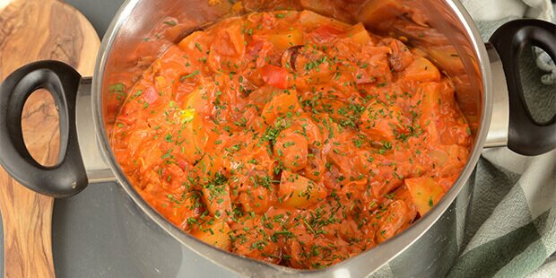 Den cremede paprikasovs binder hele retten sammen.