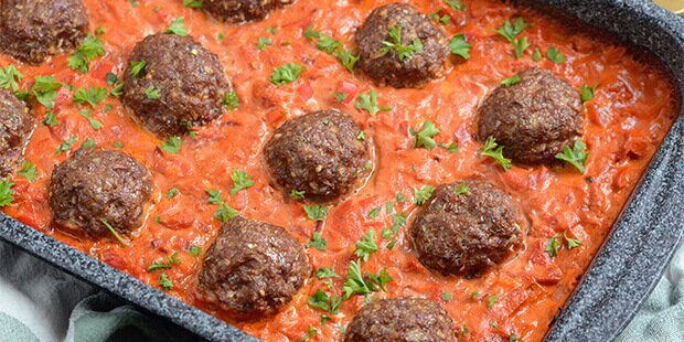 Fadet med oksefrikadeller og sovs skal bare i ovnen, så klarer den resten.