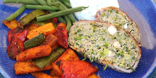 Her er farsbrødet serveret med ovnbagte gulerødder, peberfrugter og squash samt en god creme fraiche dressing, så det er low carb.