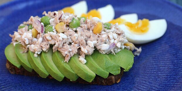 Ristet rugbrød med avocado og tunsalat