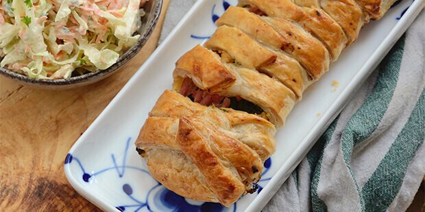 Skinkestangen kan serveres med en simpel salat til aftensmad eller bruges til frokost.