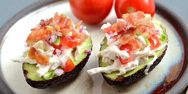 Avocadoer med bacon, kyllingesalat og grøntsager er mega lækkert!