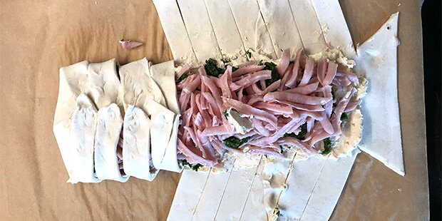 Skær strimler langs hver side af fyldet og fold dem indover hinanden.