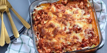 Utroligt velsmagende kyllingelasagne med mornaysauce, spidskål og porre.