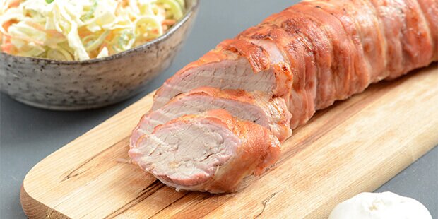 Svøbt i bacon og stegt saftig i ovnen - det er tæt på at være den ultimative måde at tilberede svinemørbrad på.
