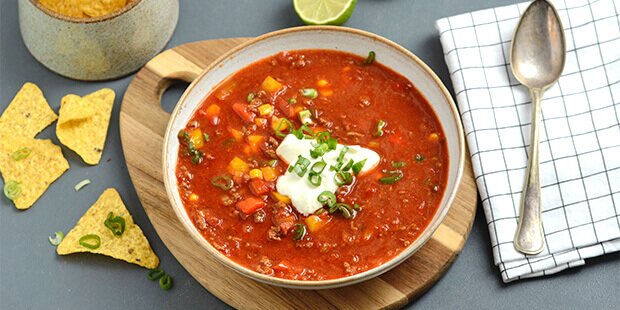 Den mexicanske suppe med hakket oksekød og evt. lidt tortillachips til.