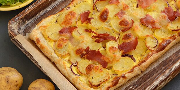 Kartoffeltærten er ekstra god serveret med en hvidløgsdressing og lidt salat til.