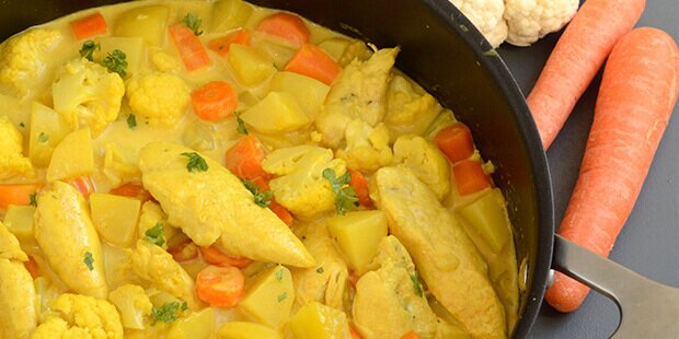Kylling og grøntsager tilberedes altsammen i den lækre karrysovs med kokosmælk.