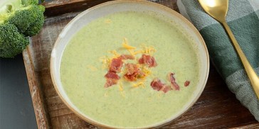 Den cremede broccolisuppe med cheddar og fløde, så den er ekstra lækker.