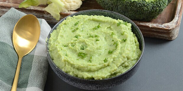 Den cremede blomkåls-broccolimos er forrygende low carb tilbehør til gryderetter eller ovnretter.