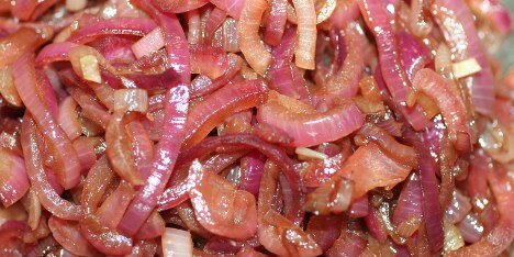 Rødløgskompot der går godt til både kød og fisk.