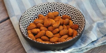 Sund antiinflamatorisk snack: Sprøde mandler med cayennepeber og gurkemeje.