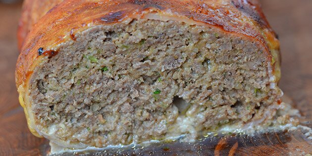 Farsen indeholder persille, hvidløg og cheddarost, der giver en dejlig smag