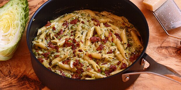 Alt skal bare i samme gryde og koges sammen, så det er super nemt.