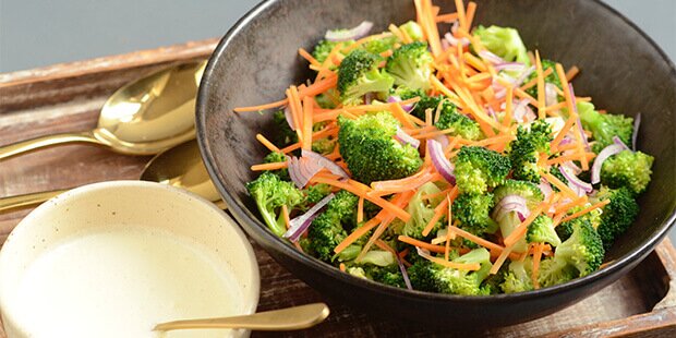 Super simpel salat med broccoli, gulerødder, rødløg og mormordressing.