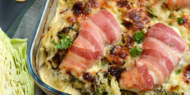 Kylling med bacon er en klassiker, og her får det virkelig lækkert selskab.